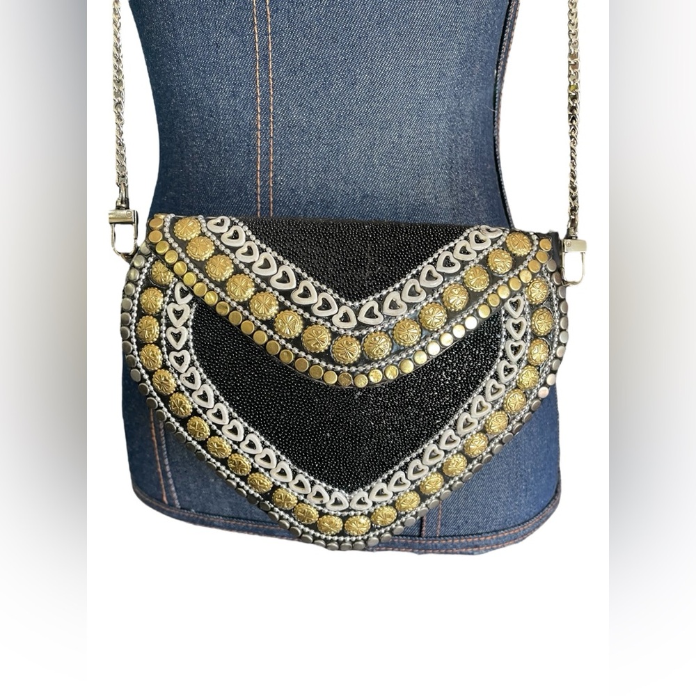 NEW RAMLA Heart Shaped Hardbody Clutch Crossbody Bag Black Silver Gold 6x8 - Picture 1 of 13
